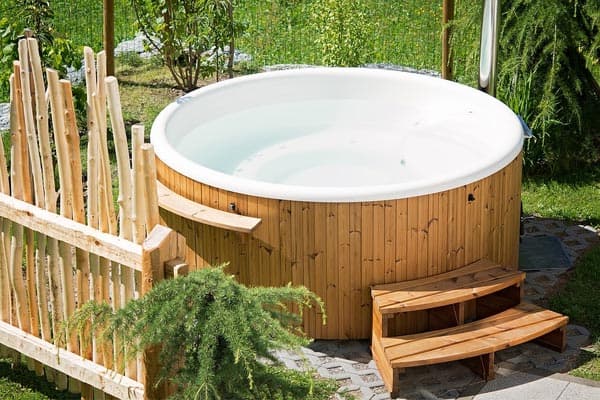 difference between hot tub and spa