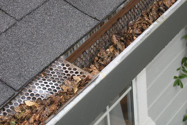 How to Pressure Wash the Outside of Your Gutters Safely